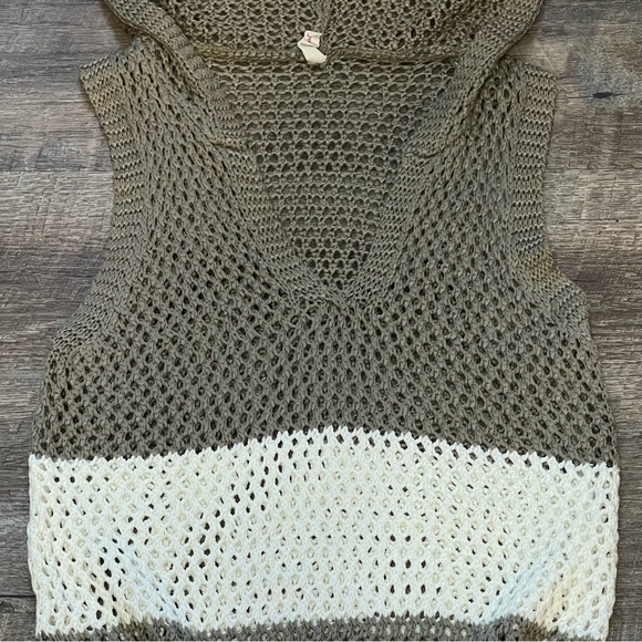POL Textured Knit Sleeveless Top - Picture 2 of 3